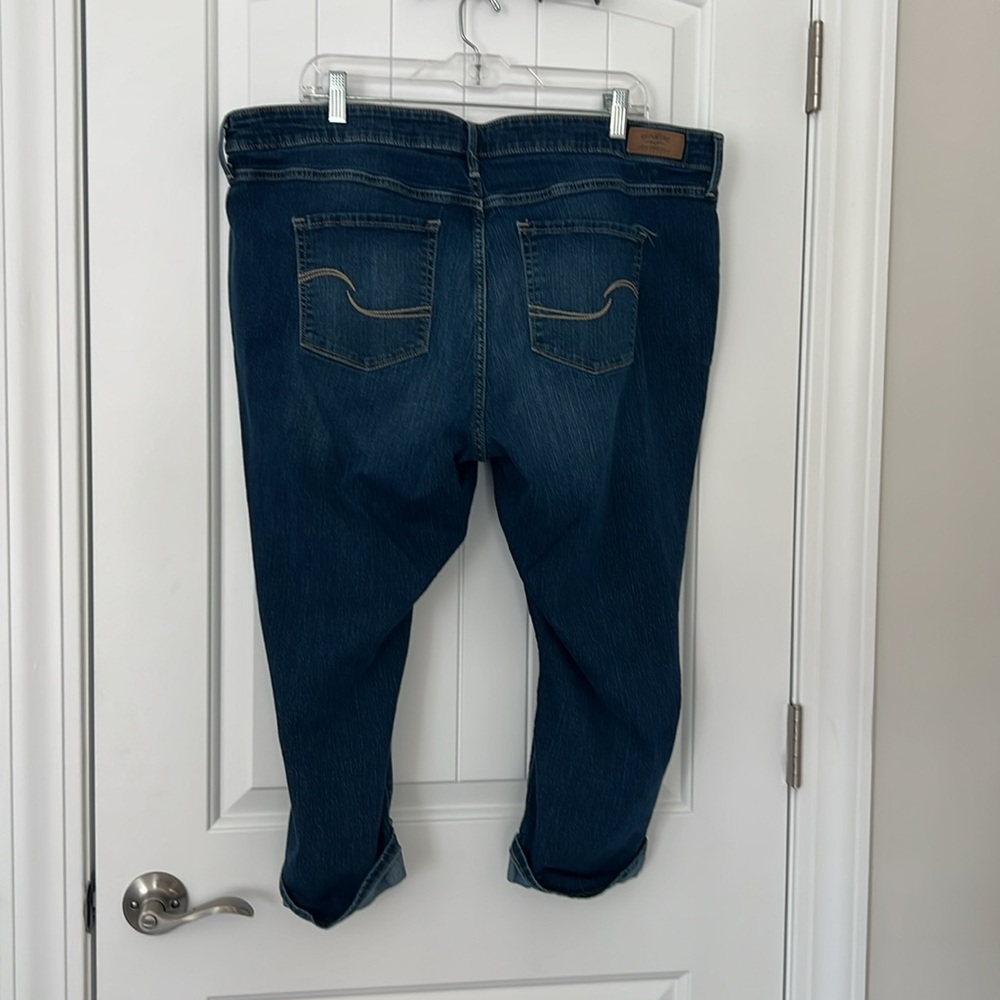 Levi Strauss & Co., modern Capri, Sz 22W, cuffed Capri jeans, stretch, comfy - Picture 4 of 12